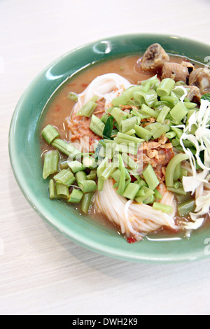 Curry Chicken Nudeln (KHANOM CHIN) mit Gemüse. Stockfoto