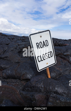 "Road Closed" Schild. Ende der Straße, Chain of Craters Road, Hawaii Volcanoes National Park, Big Island, Hawaii, USA. Stockfoto