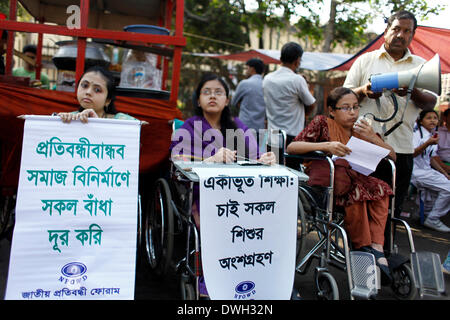 Dhaka, Bangladesch, 08. März 2014:Disables Frauen machten Menschenkette & Rallye in internationalen Frauentag in Dhaka. Andere Organisation, die Gewerkschaft Handel Bekleidung einschließlich feierte "Internationaler Frauentag" Menschenkette, Protest, sammeln & Kerzenlicht machen. Frauen aus allen Gesellschaftsschichten haben in dieser Funktion besucht. Bildnachweis: Zakir Hossain Chowdhury Zakir/Alamy Live-Nachrichten Stockfoto