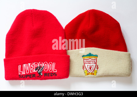 zwei Liverpool Football Club Hüte - super rot isoliert est 1892 Hut auf weißer Hintergrund Stockfoto