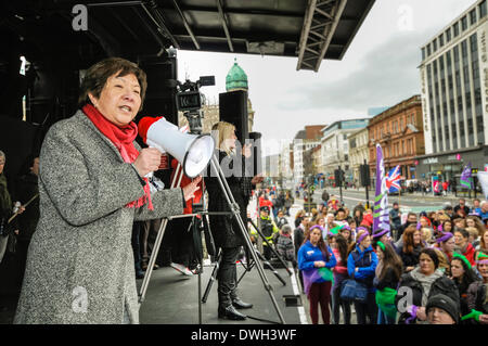 Belfast, Nordirland. 8. März 2014 - Adressen South Belfast MLA Anna Lo (Alliance Party) Teilnehmer an den internationalen Frauentag-Day-Parade. Bildnachweis: Stephen Barnes/Alamy Live-Nachrichten Stockfoto