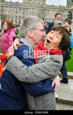 Belfast, Nordirland. 8. März 2014 - Oberbürgermeister Mairtin O Muilleoir (Sinn Féin) Anna Lo (Allianz) gibt eine Umarmung Credit: Stephen Barnes/Alamy Live News Stockfoto