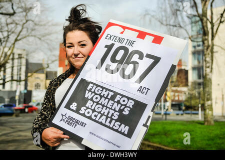 Belfast, Nordirland. 8. März 2014 - eine Frau hält ein Plakat sagen "Extend 1967 [Abtreibung] handeln [Nordirland]" zu Beginn des International Women es Day Parade Credit: Stephen Barnes/Alamy Live News Stockfoto