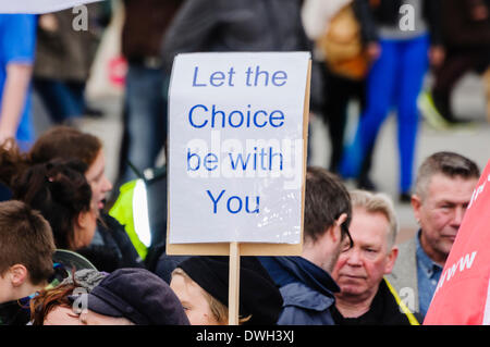 Belfast, Nordirland. 8. März 2014 - ist ein Plakat zu sagen "Die Wahl bei Ihnen zu sein von einer pro-Choice Abtreibung Kämpferin lassen" statt. Bildnachweis: Stephen Barnes/Alamy Live-Nachrichten Stockfoto