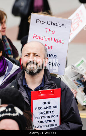 Belfast, Nordirland. 8 Mar 2014 - ein Mann hält eine pro-choice-Petition für das Abtreibungsrecht reformieren, und ein Plakat für das Recht der Frauen zur Wahl über Abtreibung Credit: Stephen Barnes/Alamy leben Nachrichten Stockfoto