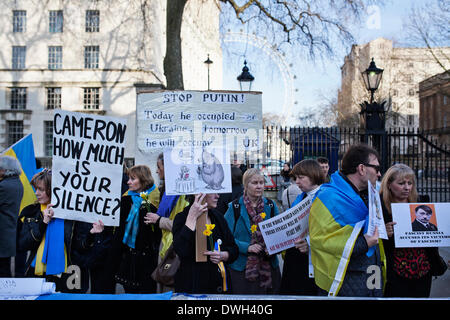 London, UK. 8. März 2014. Ukrainer rally außerhalb Downing Street in London, Fragen für die NATO-Intervention in der Ukraine am 8. März 2014 Credit: Outers Magazin/Alamy Live News Stockfoto