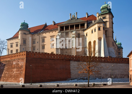 Das Königsschloss auf dem Wawel-Hügel in der Stadt Krakau in Polen. Stockfoto