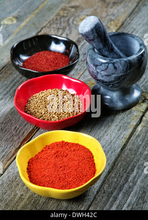 Mörtel und Platten mit Gewürzen auf ein alter Tisch Stockfoto