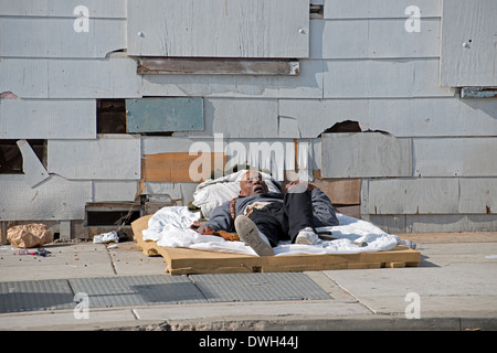 Obdachloser schlafen auf Bürgersteig, Golden Hill, San Diego, Kalifornien Stockfoto