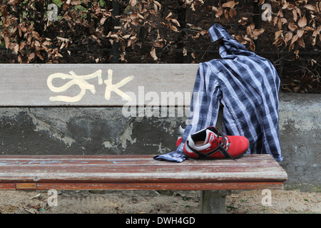 Linken Hemd und Schuhe auf Bank Stockfoto