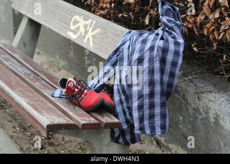 Linken Hemd und Schuhe auf Bank Stockfoto