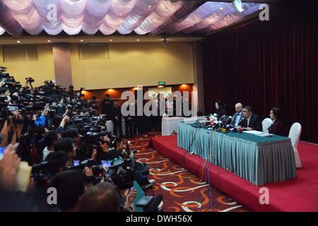 Peking, China. 9. März 2014. Malaysia Airlines halten Pressekonferenz in Peking am fehlenden Flug MH 370 am 9. März 2014. Bildnachweis: Wang Quanchao/Xinhua/Alamy Live-Nachrichten Stockfoto