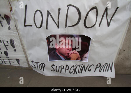 Westminster London, UK. 8. März 2014. Ein Porträt des FC Chelsea-Besitzer Roman Abramovitch durch ukrainische Demonstranten, die eine 24-Stunden halten weiterhin verschieben Protest vor Downing Street mit Plakaten nach der russischen militärischen Intervention in der Krim-Credit: Amer Ghazzal/Alamy Live-Nachrichten Stockfoto