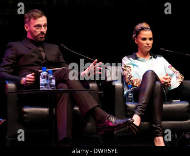 London, UK. 8. März 2014. Martin Daubneyand Katie Price während der Debatte Credit: Rachel Megawhat/Alamy Live News Stockfoto