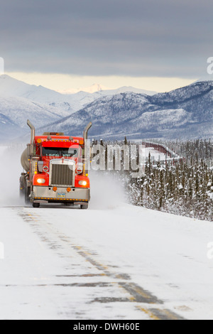 Rote LKW-fahren auf dem Dalton Highway Eis Weg, Alaska im Oktober. Stockfoto