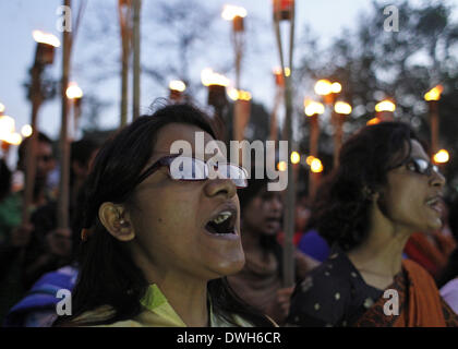 Dhaka, Bangladesch. 8. März 2014. Dhaka, Bangladesch, 8. März 2014:. Gono Shonghoti Andolon machte Kerze Licht Protest "Internationaler Frauentag" im Dhaka.Different-Organisation, die Gewerkschaft Handel Bekleidung einschließlich feierte "Internationaler Frauentag" Menschenkette, Protest, sammeln & Kerzenlicht machen. Frauen aus allen Gesellschaftsschichten haben in dieser Funktion besucht. Zakir Hossain © Chowdhury/NurPhoto/ZUMAPRESS.com/Alamy Live-Nachrichten Stockfoto