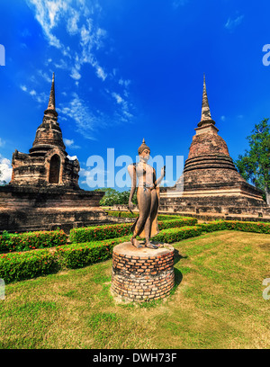 Antike Architektur buddhistischen Tempeln in Sukhothai historischen Park Statue Buddha am Sa-Si-Tempel Wandern, unter blauem Himmel Thailand Stockfoto