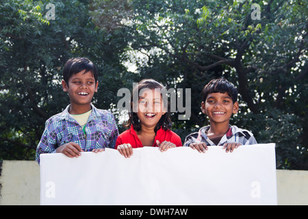 Indische Kinder stehen mit Message-Board Stockfoto