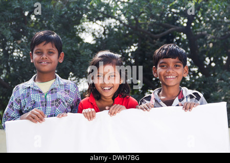 Indische Kinder stehen mit Message-Board Stockfoto