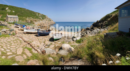 Angelboote/Fischerboote sind oben an der Küste Penberth Cove, Cornwall festgemacht. Stockfoto