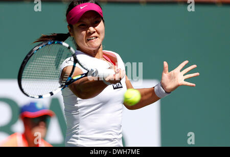 8. März 2014: Na Li of China gibt einen Schuss gegen Jie Zheng von China während der BNP Paribas Open in Indian Wells Tennis Garden in Indian Wells CA zurück. Stockfoto