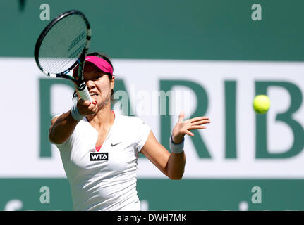 8. März 2014: Na Li of China gibt einen Schuss gegen Jie Zheng von China während der BNP Paribas Open in Indian Wells Tennis Garden in Indian Wells CA zurück. Stockfoto