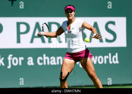 8. März 2014: Na Li of China gibt einen Schuss gegen Jie Zheng von China während der BNP Paribas Open in Indian Wells Tennis Garden in Indian Wells CA zurück. Stockfoto