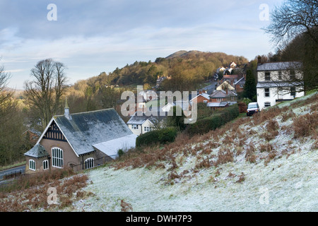 Sonnenaufgang über den Malvern Hills bei Wyche schneiden im Winter mit dem Licht Aufhellung Summer Hill. Stockfoto