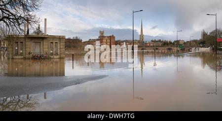 Ein Panorama-Foto des Flusses Severn Überschwemmungen über die Tybridge Street in Worcester. Stockfoto