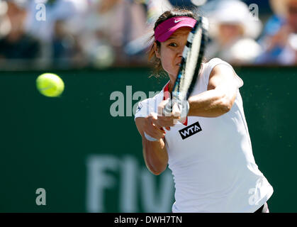 8. März 2014: Na Li of China gibt einen Schuss gegen Jie Zheng von China während der BNP Paribas Open in Indian Wells Tennis Garden in Indian Wells CA zurück. Stockfoto