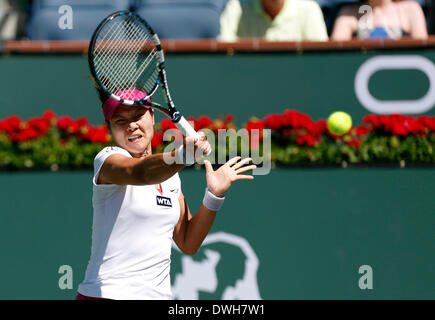 8. März 2014: Na Li of China gibt einen Schuss gegen Jie Zheng von China während der BNP Paribas Open in Indian Wells Tennis Garden in Indian Wells CA zurück. Stockfoto