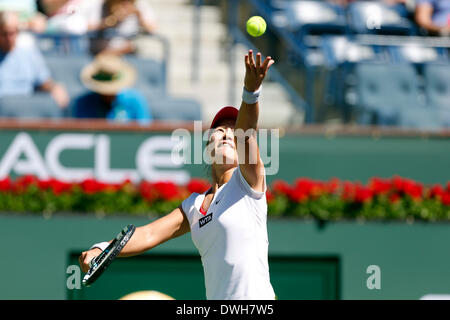 8. März 2014: Na Li China dient dazu, Jie Zheng von China während der BNP Paribas Open in Indian Wells Tennis Garden in Indian Wells CA. Stockfoto