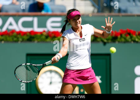 8. März 2014: Na Li of China gibt einen Schuss gegen Jie Zheng von China während der BNP Paribas Open in Indian Wells Tennis Garden in Indian Wells CA zurück. Stockfoto