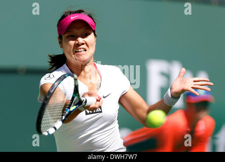 8. März 2014: Na Li of China gibt einen Schuss gegen Jie Zheng von China während der BNP Paribas Open in Indian Wells Tennis Garden in Indian Wells CA zurück. Stockfoto