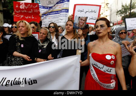 8. März 2014 - Beirut, Libanon - gingen Tausende auf die Straße zu fordern, die Verabschiedung des Gesetzentwurfs Frauen vor häuslicher Gewalt zu schützen. Zivile Gruppen und libanesische Volk zuerst versammelten sich im National Museum in der Demonstration organisiert von KAFA, eine libanesische gemeinnützige, nicht-politischen, weltanschaulichen zivilgesellschaftliche Organisation verpflichtet die Verwirklichung der Gleichstellung der Geschlechter und der Nichtdiskriminierung und der Förderung der Menschenrechte von Frauen und Kindern, vor für mehr als eine Stunde marschieren. Laut der NGO stirbt eine Frau jeden Monat durchschnittlich im Libanon wegen häuslicher vio Stockfoto