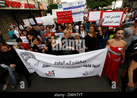 8. März 2014 - Beirut, Libanon - gingen Tausende auf die Straße zu fordern, die Verabschiedung des Gesetzentwurfs Frauen vor häuslicher Gewalt zu schützen. Zivile Gruppen und libanesische Volk zuerst versammelten sich im National Museum in der Demonstration organisiert von KAFA, eine libanesische gemeinnützige, nicht-politischen, weltanschaulichen zivilgesellschaftliche Organisation verpflichtet die Verwirklichung der Gleichstellung der Geschlechter und der Nichtdiskriminierung und der Förderung der Menschenrechte von Frauen und Kindern, vor für mehr als eine Stunde marschieren. Laut der NGO stirbt eine Frau jeden Monat durchschnittlich im Libanon wegen häuslicher vio Stockfoto