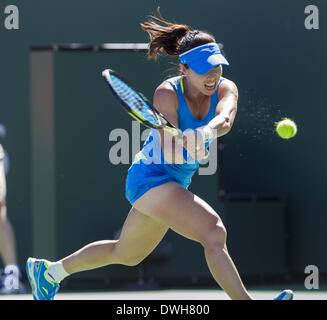 Los Angeles, Kalifornien, USA. 8. März 2014. Jie Zheng von China gibt einen Schuss gegen Na Li von China während eine zweite zurück-rund um match bei der BNP Paribas Open Tennisturnier auf Samstag, 8. März 2014, in Indian Wells, California. Bildnachweis: Ringo Chiu/ZUMAPRESS.com/Alamy Live-Nachrichten Stockfoto