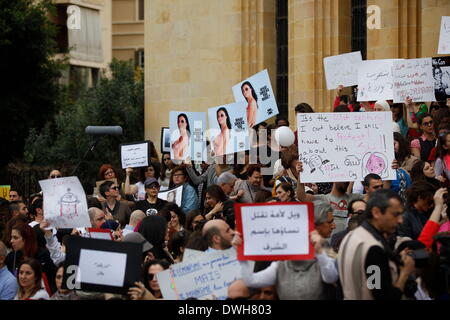 8. März 2014 - Beirut, Libanon - gingen Tausende auf die Straße zu fordern, die Verabschiedung des Gesetzentwurfs Frauen vor häuslicher Gewalt zu schützen. Zivile Gruppen und libanesische Volk zuerst versammelten sich im National Museum in der Demonstration organisiert von KAFA, eine libanesische gemeinnützige, nicht-politischen, weltanschaulichen zivilgesellschaftliche Organisation verpflichtet die Verwirklichung der Gleichstellung der Geschlechter und der Nichtdiskriminierung und der Förderung der Menschenrechte von Frauen und Kindern, vor für mehr als eine Stunde marschieren. Laut der NGO stirbt eine Frau jeden Monat durchschnittlich im Libanon wegen häuslicher vio Stockfoto