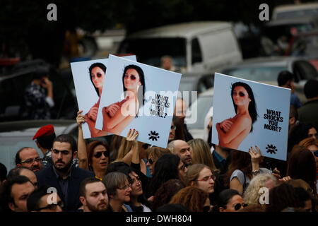 8. März 2014 - Beirut, Libanon - gingen Tausende auf die Straße zu fordern, die Verabschiedung des Gesetzentwurfs Frauen vor häuslicher Gewalt zu schützen. Zivile Gruppen und libanesische Volk zuerst versammelten sich im National Museum in der Demonstration organisiert von KAFA, eine libanesische gemeinnützige, nicht-politischen, weltanschaulichen zivilgesellschaftliche Organisation verpflichtet die Verwirklichung der Gleichstellung der Geschlechter und der Nichtdiskriminierung und der Förderung der Menschenrechte von Frauen und Kindern, vor für mehr als eine Stunde marschieren. Laut der NGO stirbt eine Frau jeden Monat durchschnittlich im Libanon wegen häuslicher vio Stockfoto