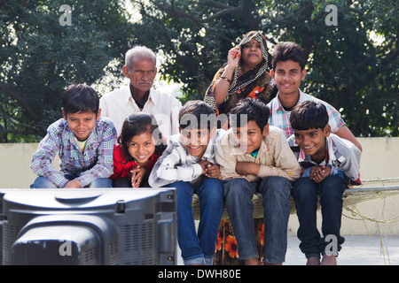 Indische gemeinsame Familie sitzen und Fernsehen Stockfoto