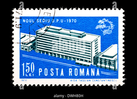 Briefmarke aus Rumänien, die Darstellung der Universal Postal Union Gebäude in Bern, Schweiz. Stockfoto