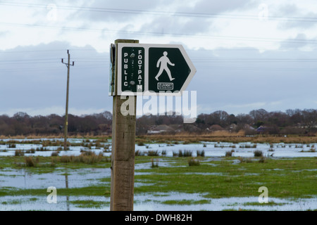 Dorset County Council Fußweg Zeichen, überflutete Christchurch Wiesen im Hintergrund. Dorset, England, Vereinigtes Königreich. Stockfoto