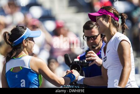 Los Angeles, Kalifornien, USA. 8. März 2014. Na Li China schüttelt die Hand mit Jie Zheng von China während einer Sekunde-rund um match bei der BNP Paribas Open Tennisturnier auf Samstag, 8. März 2014, in Indian Wells, California. Bildnachweis: Ringo Chiu/ZUMAPRESS.com/Alamy Live-Nachrichten Stockfoto