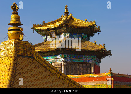 Das goldene Dach des Wanfaguiyi Halle. vom Dach des Red Palace von Putuo Zongcheng Tempel gesehen. Provinz Hebei, Chengde, China. Stockfoto