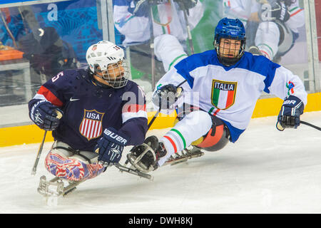 Sotschi, Russland. 8. März 2014. Gianluigi Rosa (ITA) mit Nikko Landeros (USA) während des Spiels auf Sotschi 2014. © Mauro Ujetto/NurPhoto/ZUMAPRESS.com/Alamy Live-Nachrichten Stockfoto