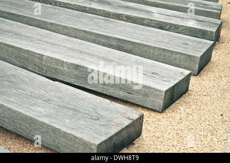 Garten mit alten Eisenbahnschwellen Stockfoto, Bild 310121761 Alamy