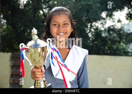 1 indische Rural kids stehen mit Trophäe Stockfoto