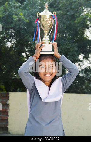 1 indische Rural kids stehen mit Trophäe Stockfoto