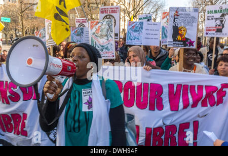 Paris, Frankreich. 8. März, französische Feministische Gruppen, einschließlich des sozialen Protestes am 8. März beim Internationalen Frauentag, Frauenaktivistin mit Megaphone, die Slogans ruft, protestmarsch am Tag der Gleichberechtigung der Frauen, Frauen, die für Gerechtigkeit protestieren, Frauen unterstützen Frauen, Frauenmanifestierung, pro Wahlkampfkundgebung, pro Abtreibungsprotestierende, feministische Demonstration, Demo-Megaphon Stockfoto