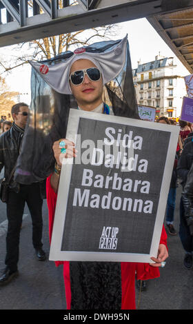 Paris, Frankreich. 8.. März. Französische feministische Gruppen, darunter der Mars und Act Up Paris 8, protestieren bei der Internationalen Frauentag-Veranstaltung, HIV-AIDS-Protest, stellen ein Plakat auf, LGBTQ-Protesterin Stockfoto